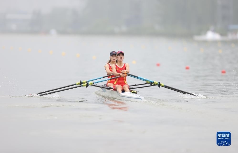 9月24日，鄒佳琪（左）/邱秀萍在決賽中。新華社記者 賈浩成 攝