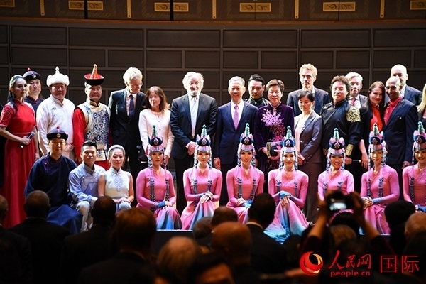 中國駐瑞典大使崔愛民夫婦與演職人員及部分來賓合影留念。人民網(wǎng)記者 殷淼攝