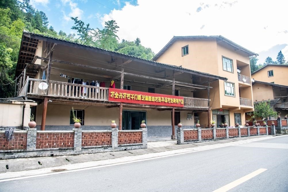 這是8月28日拍攝的危房改造后的村民張劍峰家。新華社記者 唐奕 攝