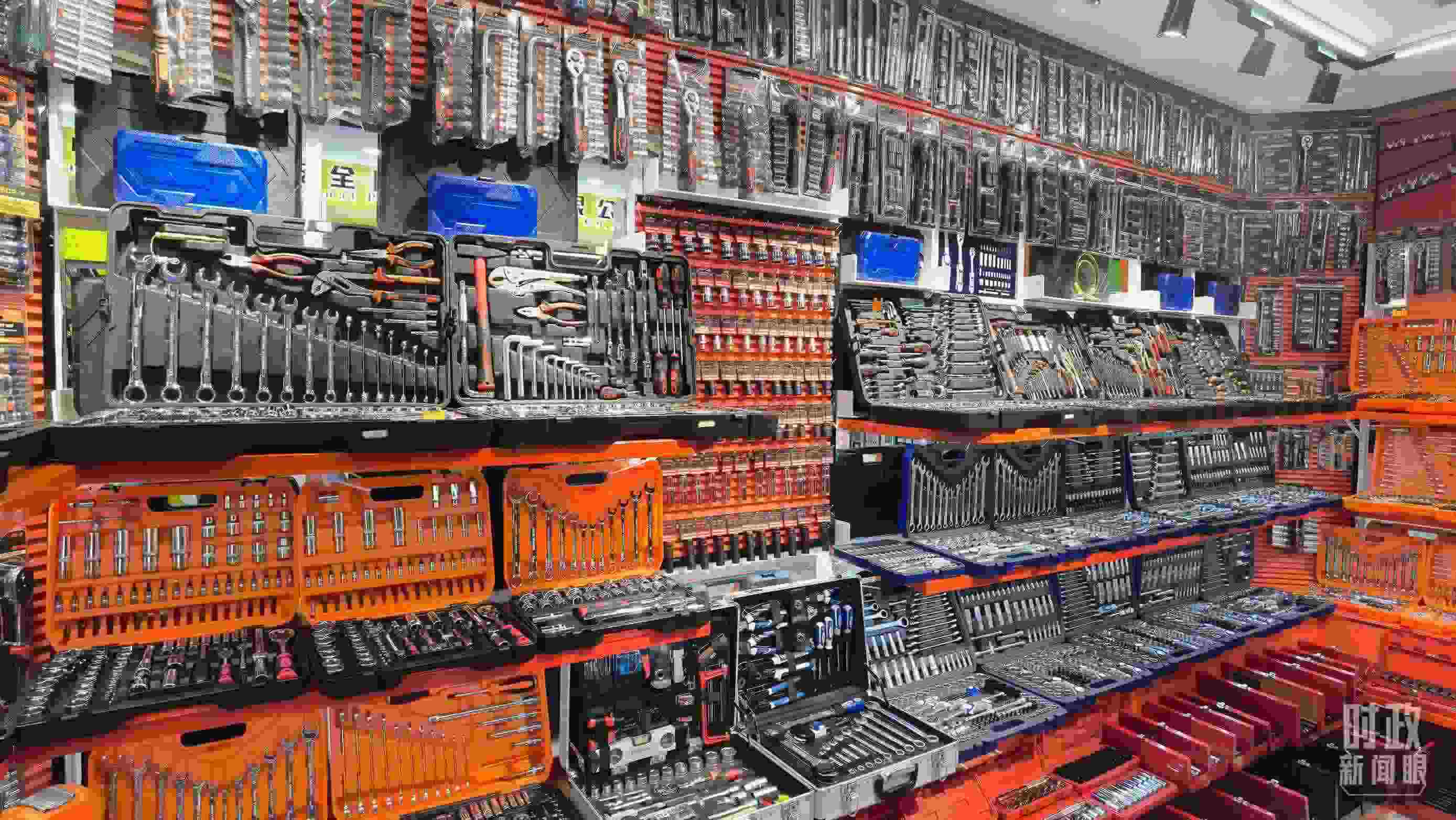 △義烏國際商貿(mào)城內(nèi)的一家五金店，貨品豐富。（總臺央視記者石丞拍攝）