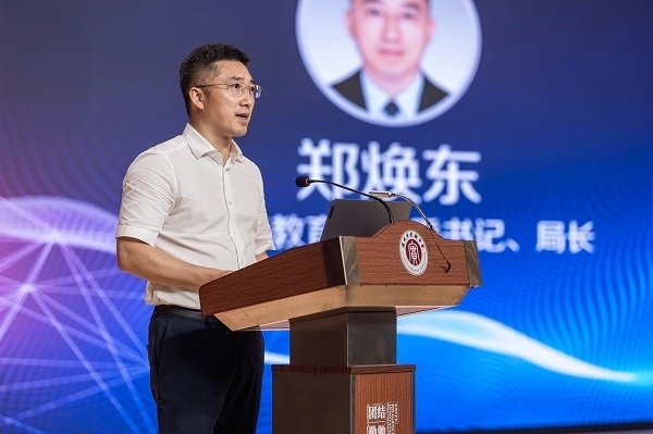  溫州市教育局黨委書記、局長鄭煥東講話。溫州市教育局供圖