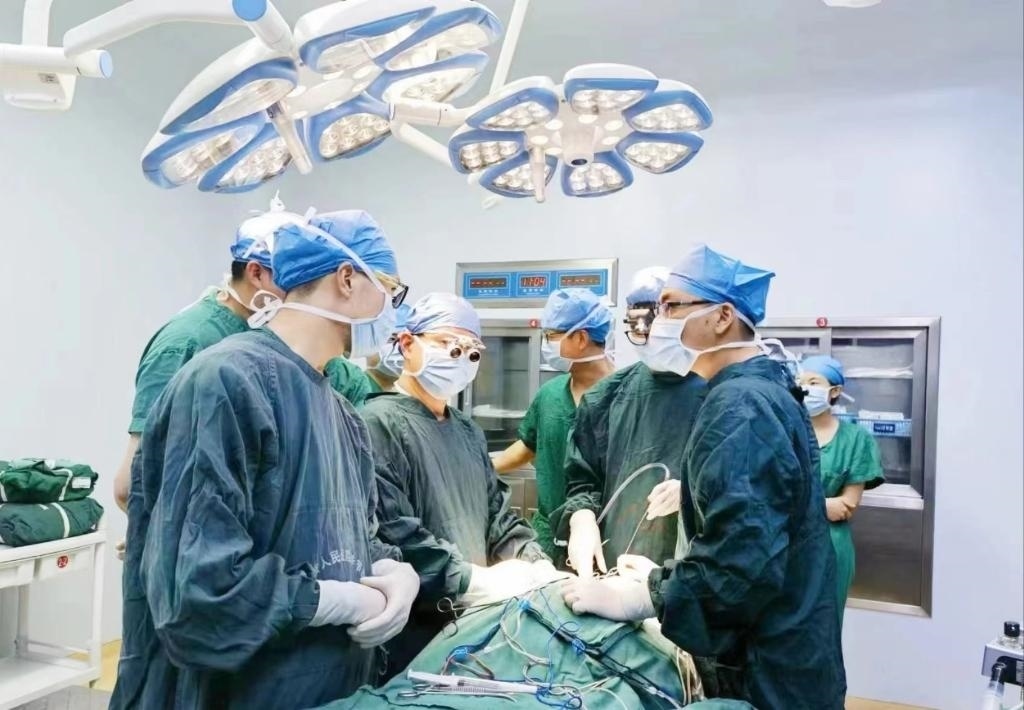 浙江省人民醫(yī)院畢節(jié)醫(yī)院的醫(yī)師團隊正在為患者李老伯進行手術。（王磊波 攝 新華社發(fā)）