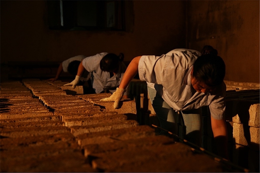 匠人師傅正在翻動(dòng)曲胚。張?zhí)炝z