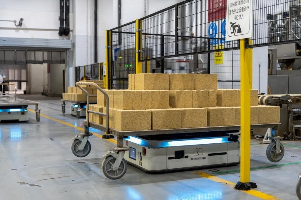 在701制曲車(chē)間，運(yùn)輸機(jī)器人等智能化設(shè)備已實(shí)現(xiàn)規(guī)?；瘧?yīng)用。王哲攝