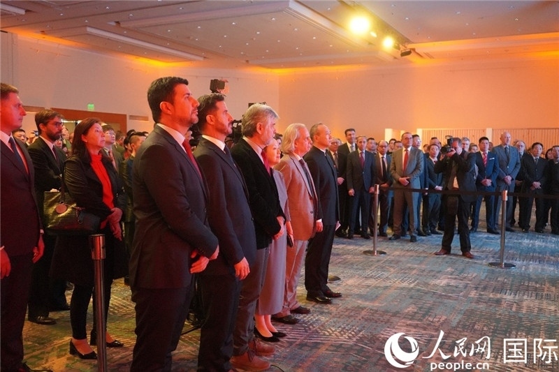 圖為招待會(huì)現(xiàn)場演奏兩國國歌。人民網(wǎng)記者 許放攝