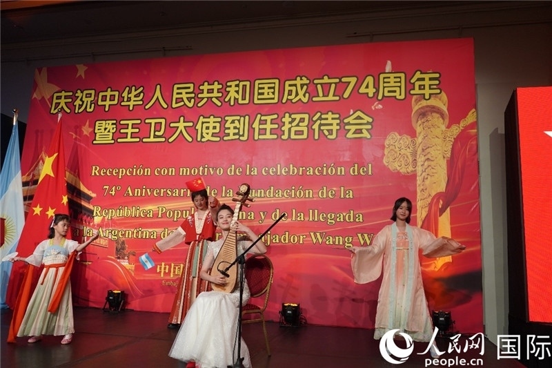 圖為招待會(huì)現(xiàn)場中國傳統(tǒng)樂器演奏和舞蹈展示。人民網(wǎng)記者 許放攝