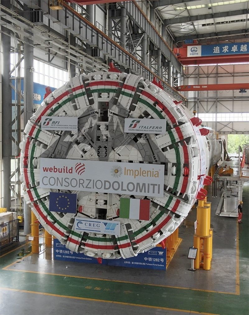 圖為中鐵裝備集團(tuán)盾構(gòu)總裝車間。人民網(wǎng)記者 唐宋攝