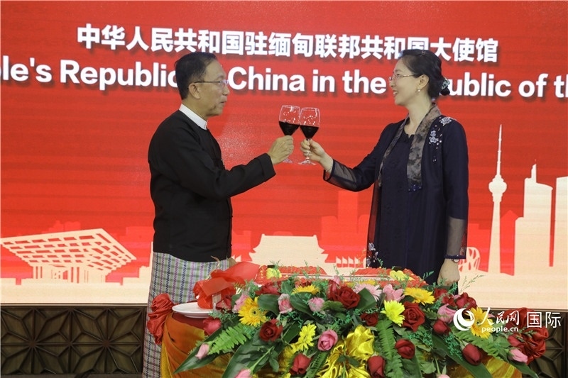 圖為曹靜臨時代辦與溫欣副總理祝酒。人民網記者 謝佳君攝