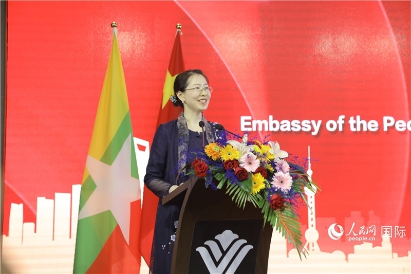 圖為使館臨時代辦曹靜致辭。人民網記者 謝佳君攝