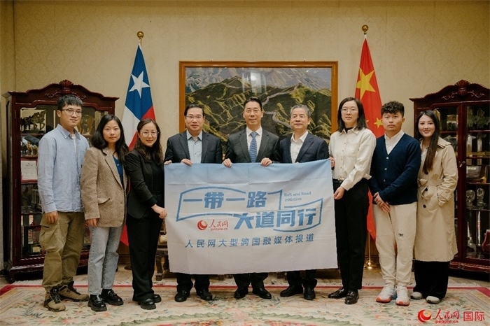 牛清報大使（中）與人民網(wǎng)、人民日報社記者合影。 人民網(wǎng)記者 張若涵攝