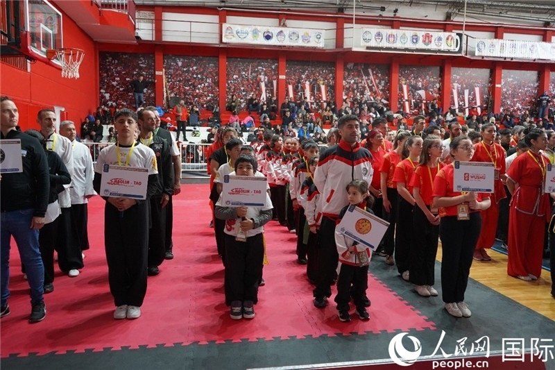 圖為開幕式現(xiàn)場運(yùn)動員入場儀式。人民網(wǎng)記者 許放攝