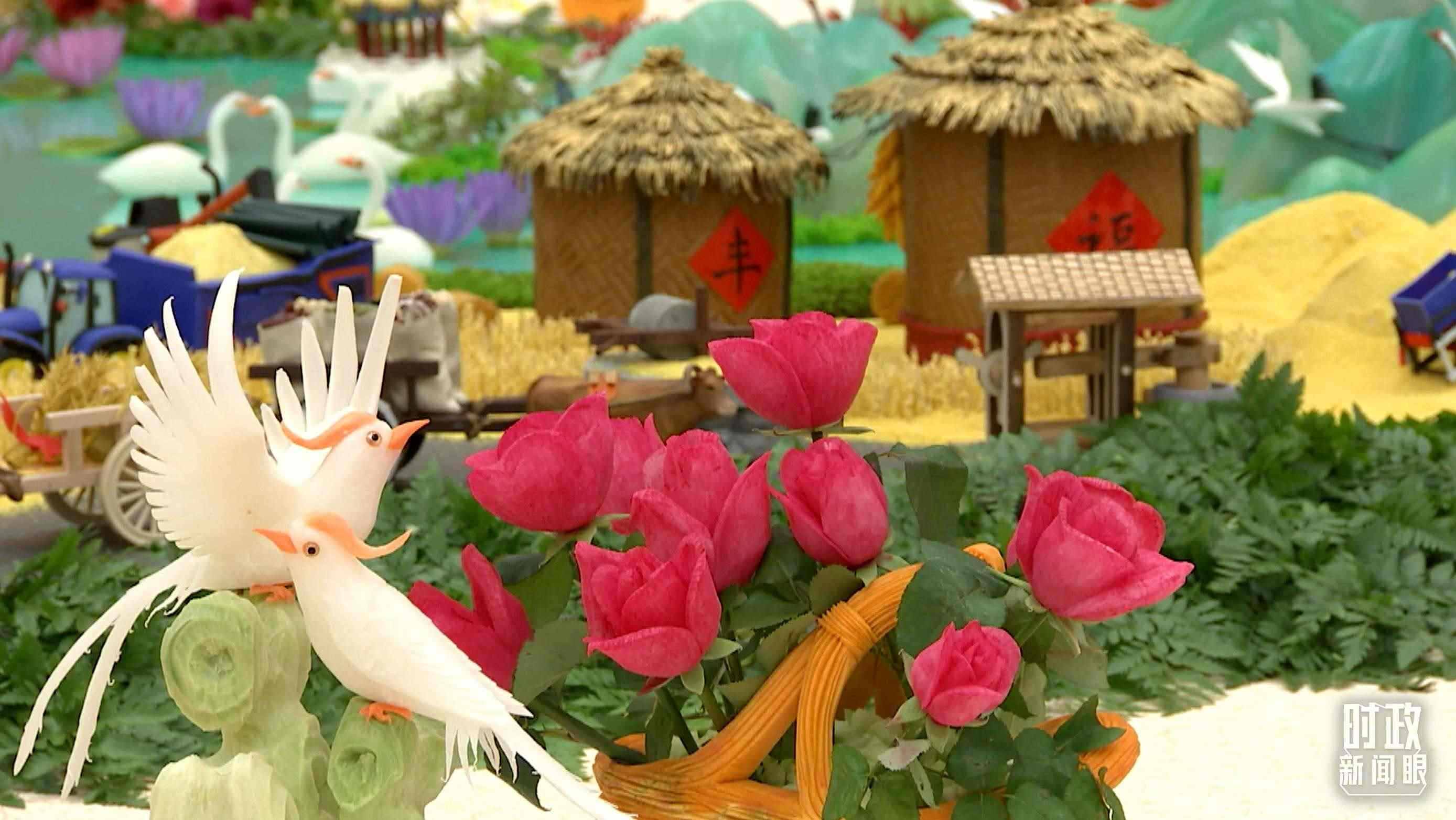 △宴會(huì)廳內(nèi)，節(jié)日氛圍濃郁。