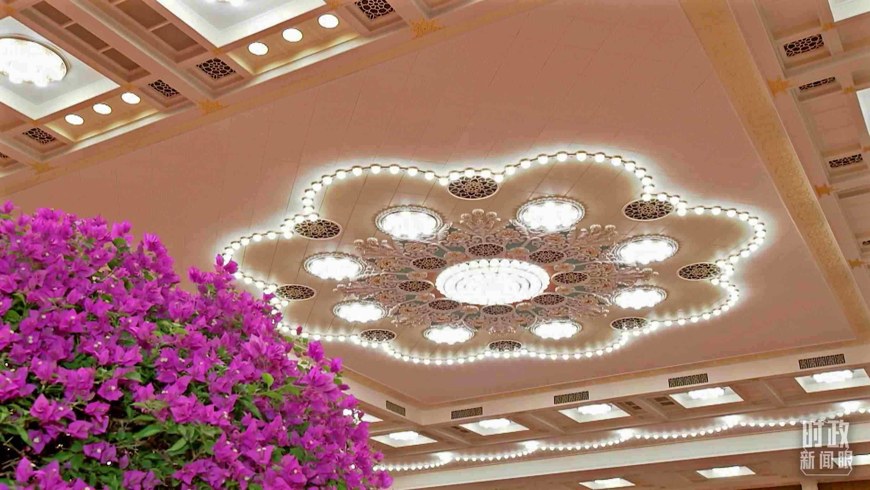 △人民大會(huì)堂宴會(huì)廳，華燈璀璨、鮮花綻放。