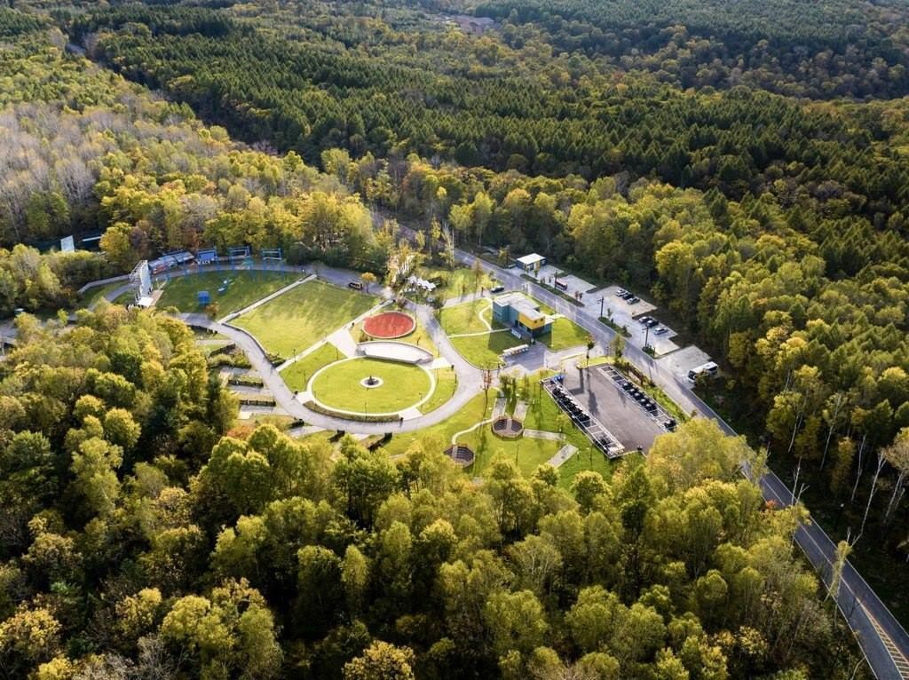 長白山華美勝地已實現(xiàn)“綠電”直供。嚴(yán)磊攝