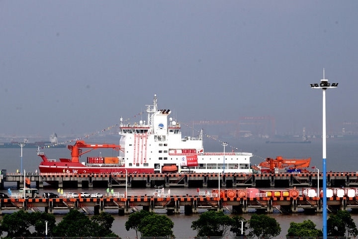 9月27日，“雪龍2”號極地科考破冰船停泊在中國極地考察國內(nèi)基地碼頭。當(dāng)日，由自然資源部組織的中國第13次北冰洋科學(xué)考察隊乘“雪龍2”號極地科考破冰船返回上海，標(biāo)志著中國第13次北冰洋科學(xué)考察任務(wù)圓滿完成。新華社記者 張建松 攝