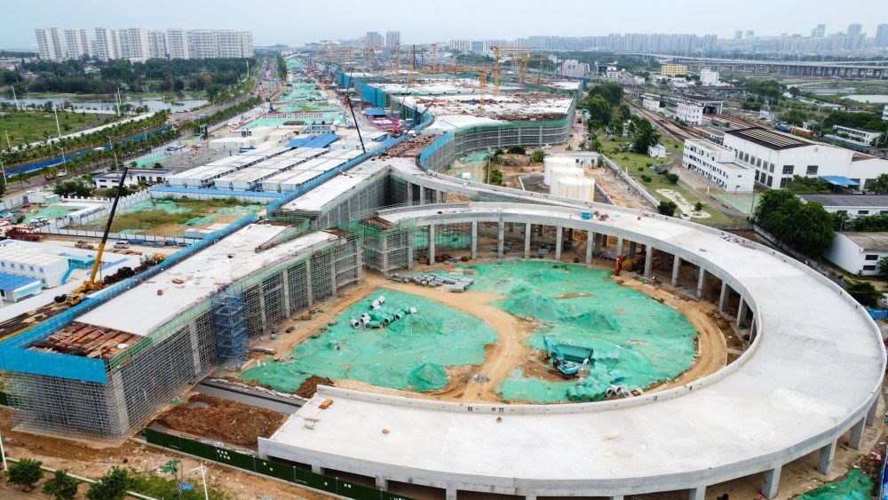 9月9日拍攝的?？谛潞８酆湍细邸岸€口岸”（貨運）集中查驗場所建設(shè)項目（無人機(jī)照片）。該項目是海南自貿(mào)港封關(guān)運作重點項目。新華社記者 楊冠宇 攝