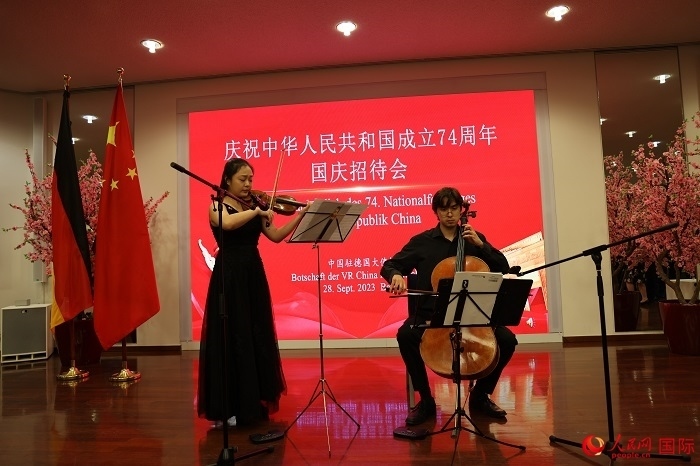 青年音樂家為來賓們現(xiàn)場演奏《我和我的祖國》。人民網(wǎng)記者 劉仲華攝