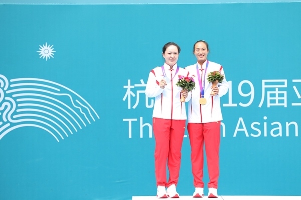 9月29日，鄭欽文(右)和朱琳在頒獎儀式上合影。當日，在杭州亞運會網(wǎng)球女子單打決賽中，中國代表團選手鄭欽文2:0戰(zhàn)勝隊友朱琳奪得冠軍。人民網(wǎng)記者 李乃妍攝