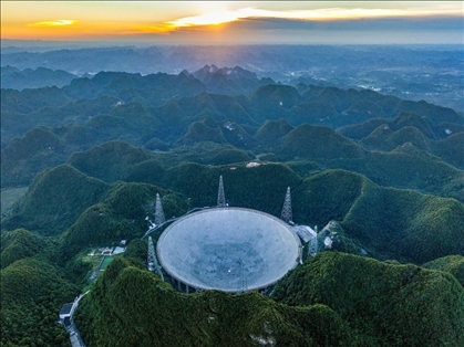 “中國(guó)天眼”全景（維護(hù)保養(yǎng)期間拍攝）。新華社記者 歐東衢 攝