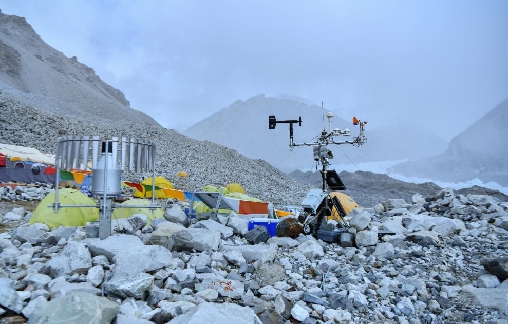 位于海拔5700米卓奧友峰前進(jìn)營(yíng)地的自動(dòng)氣象站（9月29日攝）。新華社記者晉美多吉 攝