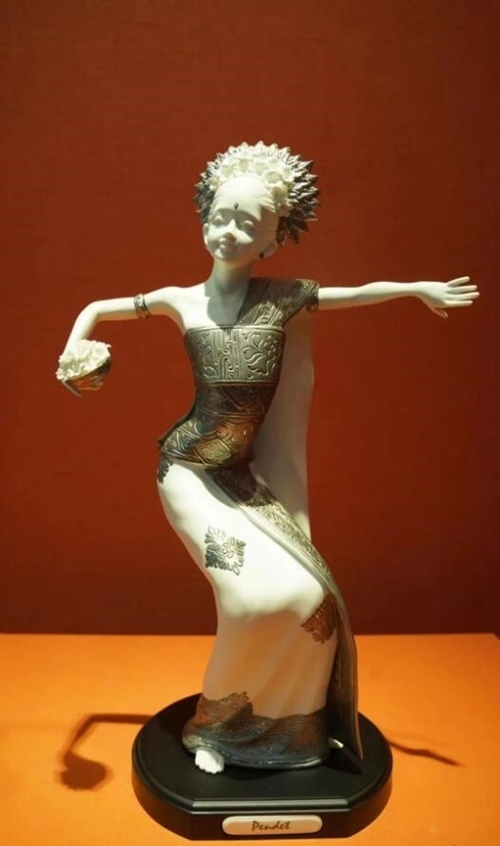 2013年10月，時(shí)任印度尼西亞總統(tǒng)蘇西洛贈(zèng)送習(xí)近平主席的鑲錫瓷塑舞者。