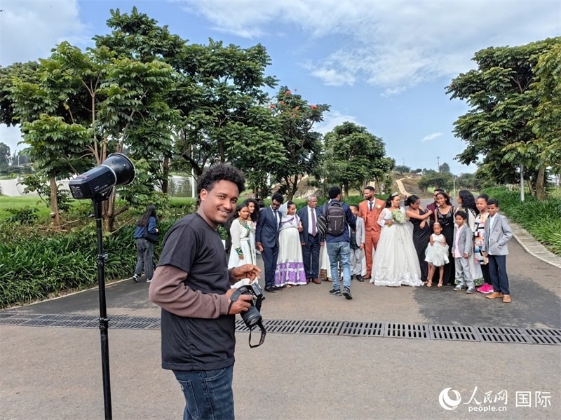一對新人和親友在亞的斯亞貝巴友誼廣場合影。人民網(wǎng)記者 陳星星攝