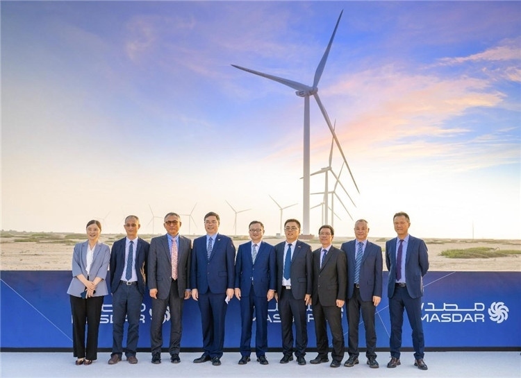 中方建設(shè)者在風(fēng)電場合影。中國電建供圖