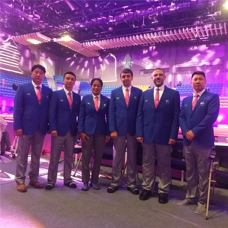 詹多斯·基亞諾夫與各國裁判員合影（左二）。 受訪者供圖