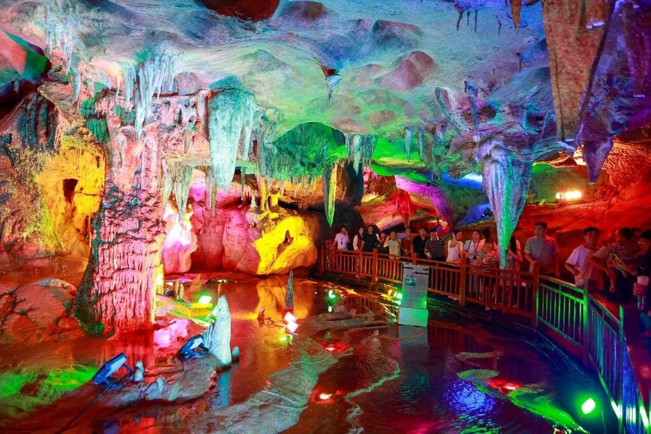 國慶假期期間，江西萬年神農(nóng)宮景區(qū)游人如織。受訪者供圖