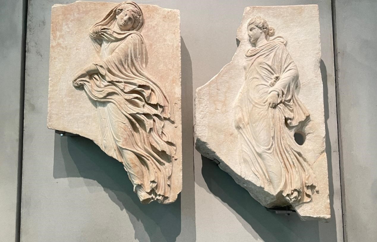 出自酒神劇場的浮雕，刻畫了舞者的形象。人民網(wǎng)記者 郭冠華攝