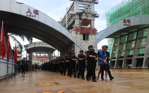 移交現(xiàn)場。公安部供圖