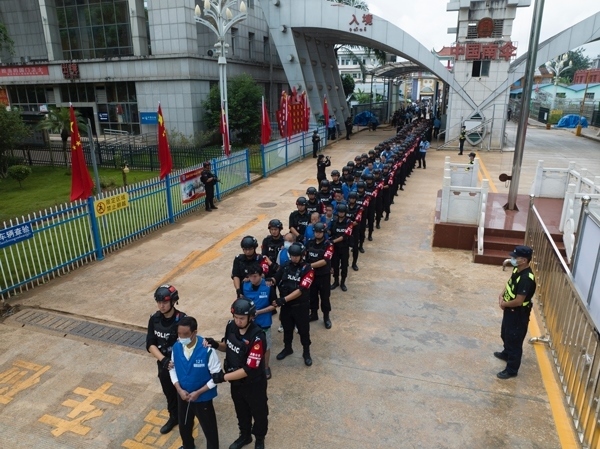 移交現(xiàn)場。公安部供圖