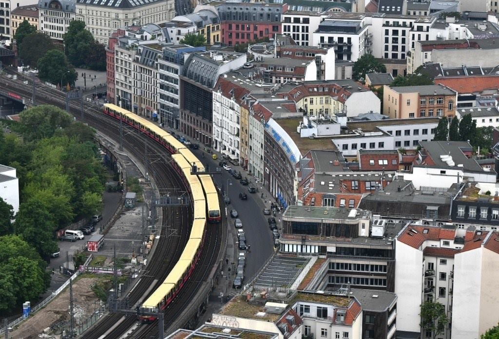 5月23日，列車在德國柏林市區(qū)行駛。新華社記者任鵬飛攝