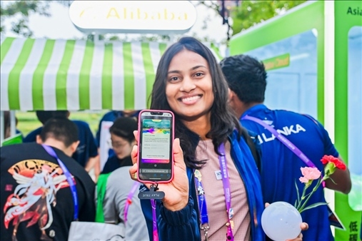 亞運(yùn)村運(yùn)動員正在展示個人的低碳賬戶。 受訪者供圖