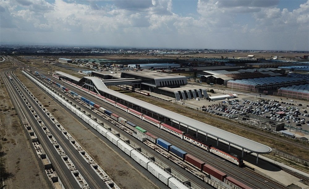 這是在肯尼亞首都內(nèi)羅畢拍攝的蒙內(nèi)鐵路內(nèi)羅畢站（9月20日攝，無(wú)人機(jī)照片）。新華社記者 韓旭 攝