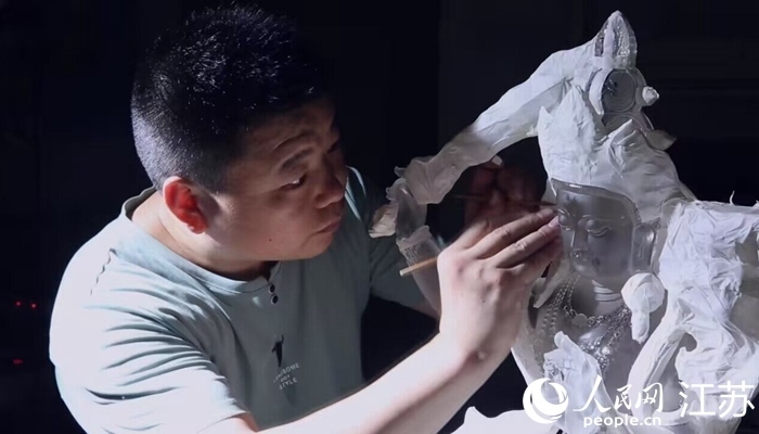 正在精雕細琢的東海水晶。 人民網(wǎng) 范堯攝