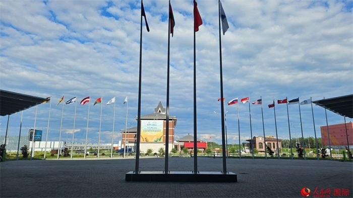 中白工業(yè)園內(nèi)，多國國旗飄揚(yáng)。園區(qū)已有來自16個(gè)國家和地區(qū)的企業(yè)入駐。人民網(wǎng)記者 朱虹攝