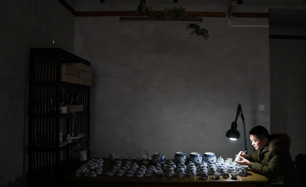 ↑ 2020年12月23日，手工陶瓷制作者在工作室檢測(cè)成品。