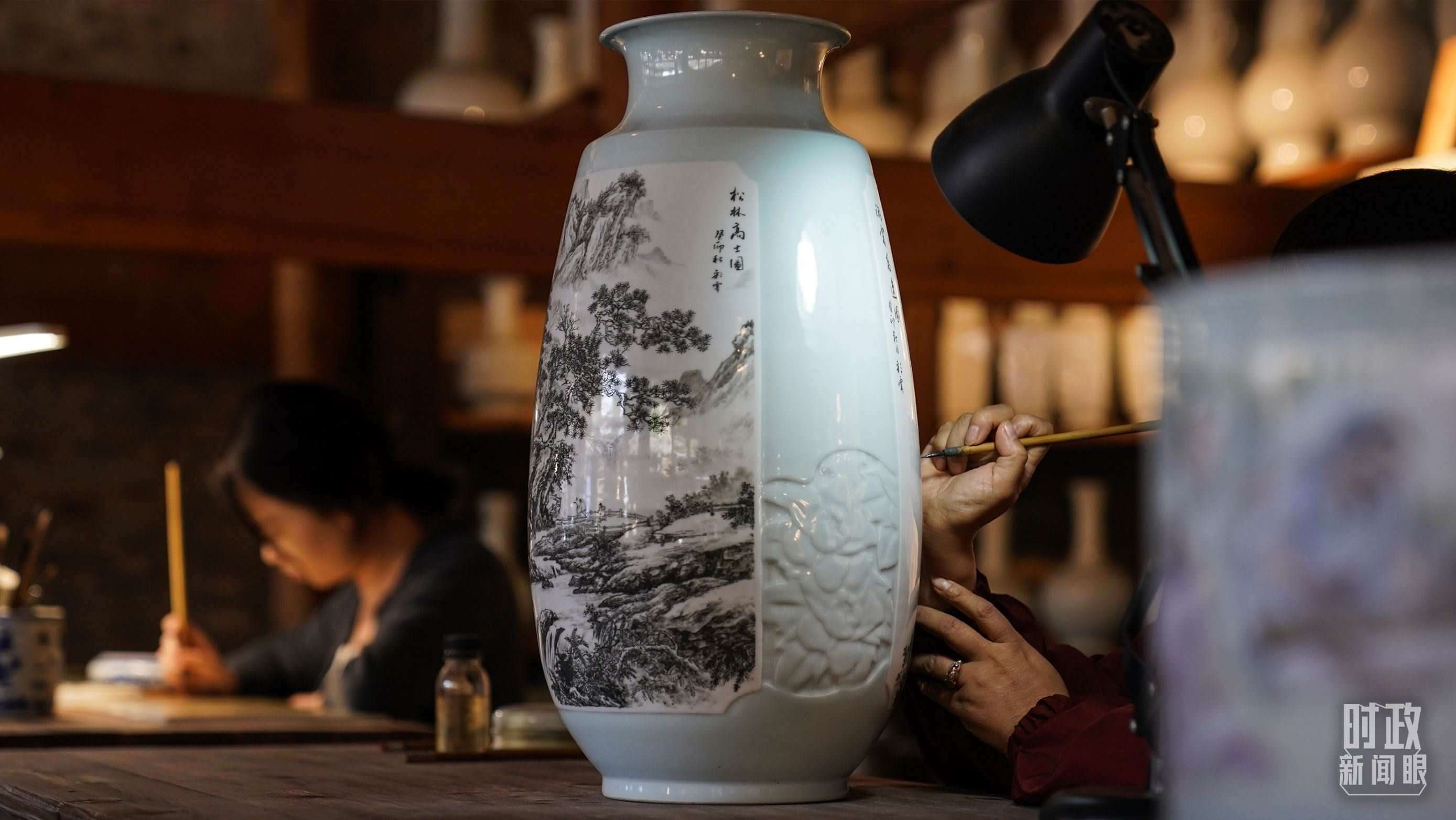 △陶瓷畫師正在繪制瓷器。（總臺國廣記者李晉拍攝）