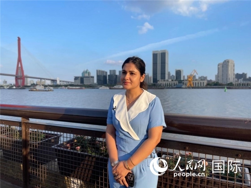 孟加拉國Channel24電視頻道主持人伊斯拉特·阿敏在上海市楊浦濱江接受采訪。 人民網(wǎng)記者 張榮攝