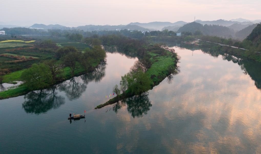 2021年3月15日拍攝的婺源月亮灣旅游公園，石門自然村坐落于此。新華社記者 胡晨歡 攝
