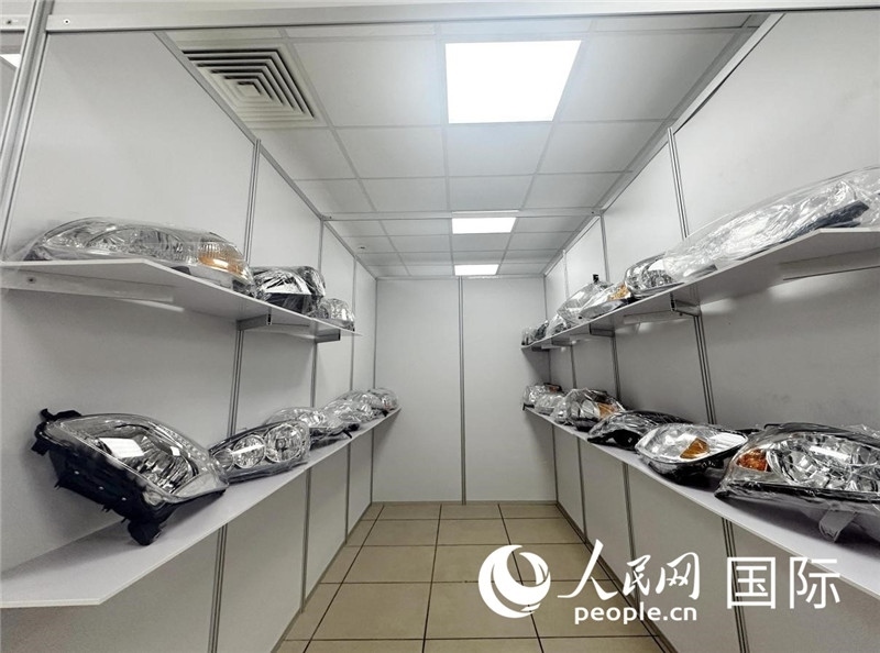在位于莫斯科格林伍德國際貿(mào)易中心的浙江寧波優(yōu)質(zhì)商品展銷中心內(nèi)，展示著來自浙江寧波慈溪市的汽車配件樣品。人民網(wǎng)記者 申佳平攝