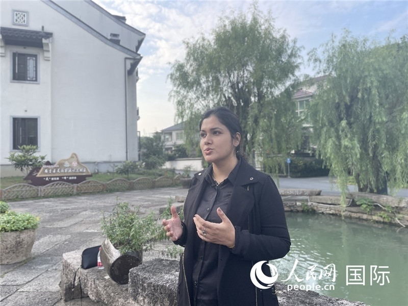 孟加拉國(guó)Channel 24電視頻道主持人伊斯拉特·阿敏在安吉接受記者采訪(fǎng)。人民網(wǎng)記者 張榮攝