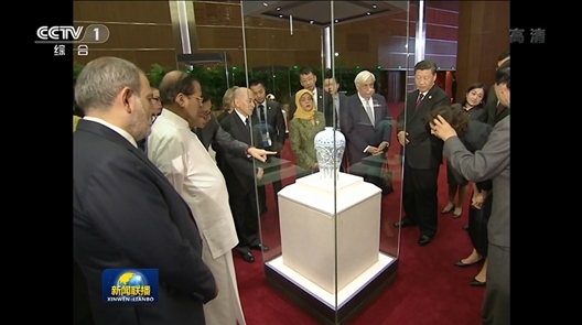 2019年5月15日，中外領(lǐng)導(dǎo)人共同參觀“大美亞細(xì)亞——亞洲文明展”。（視頻截圖）