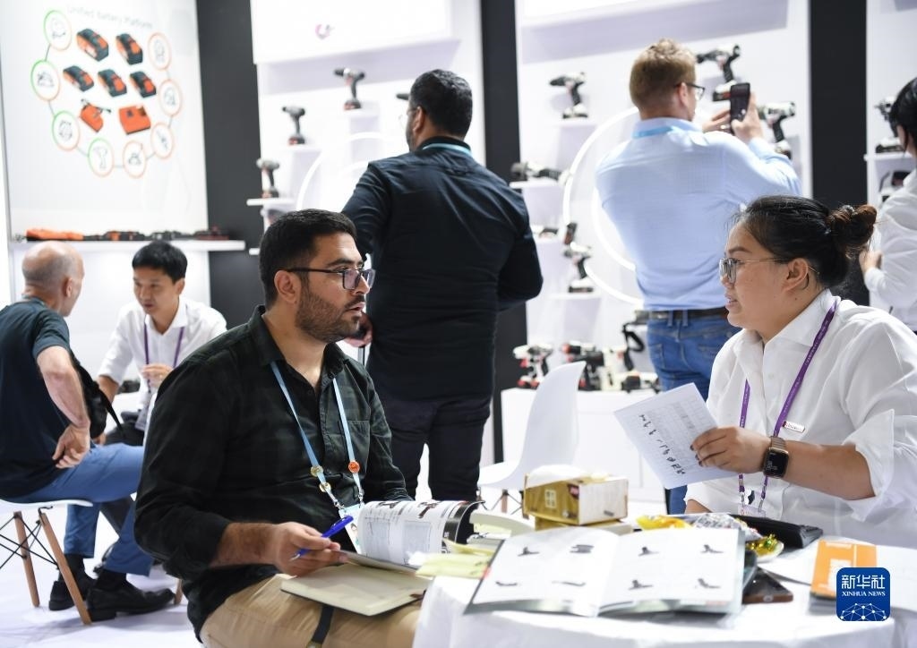 10月15日，在一家電動(dòng)工具展臺，外國采購商在洽談業(yè)務(wù)。新華社記者 鄧華 攝