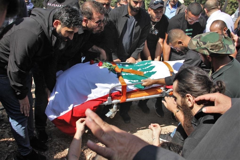 10月14日，黎巴嫩南部希亞姆鎮(zhèn)，黎巴嫩記者和民眾為在以色列轟炸中死亡的攝影記者伊薩姆·阿卜杜拉送葬。新華社發(fā)（塔希爾·阿布·哈姆丹攝）