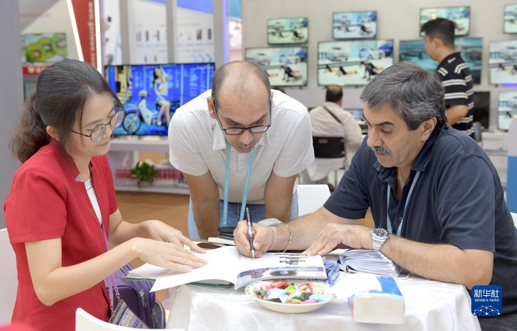 10月15日，客商在廣交會(huì)上洽談業(yè)務(wù)。新華社記者 盧漢欣 攝