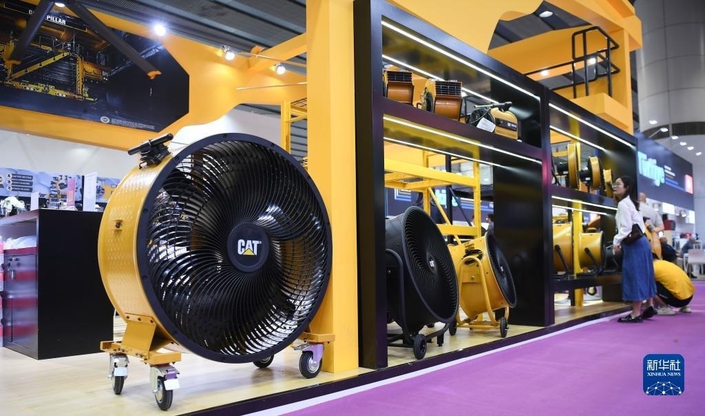 10月15日，參觀者在了解一家美國參展商的產(chǎn)品。新華社記者 鄧華 攝