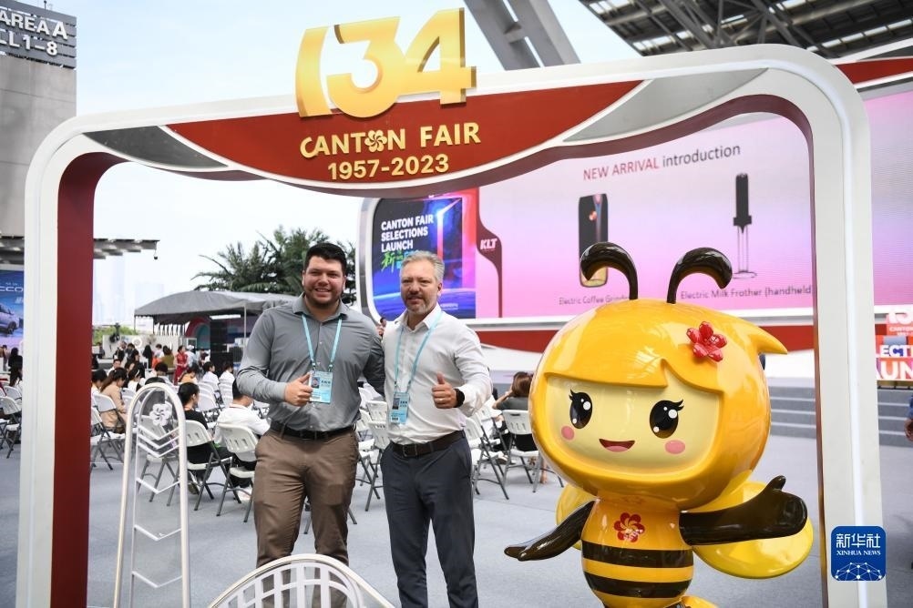 10月15日，來自巴西的采購商在廣交會(huì)上合影。新華社記者 鄧華 攝