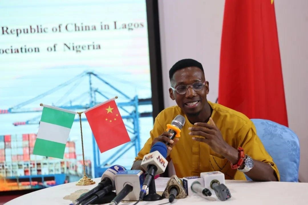 尼日利亞孔子學(xué)院留華同學(xué)會(huì)會(huì)長(zhǎng)吳文仲分享經(jīng)驗(yàn)。駐拉各館總領(lǐng)館供圖